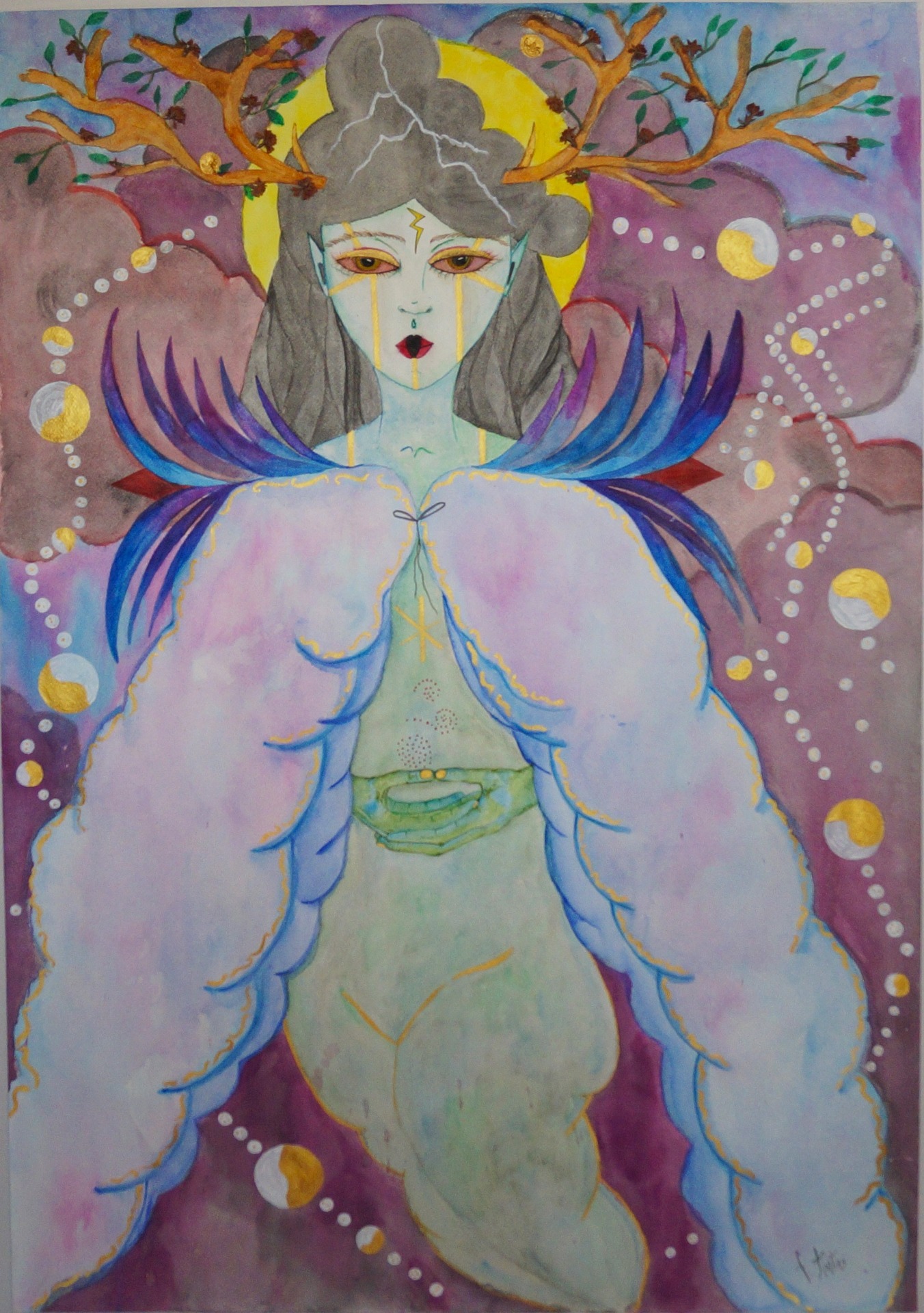 Princesa Nube 99x69 $1500 Encarna una figura arquetípica de poder espiritual, suavidad etérea y conexión con las fuerzas de la naturaleza. Su cuerpo, marcado por tonos verdosos y violetas, parece flotar en una atmósfera mística donde lo celestial y lo terrenal se entrelazan. Las ramas que emergen de su cabeza como astas sagradas la vinculan con el bosque, mientras que las nubes que la envuelven nos recuerdan su carácter intangible, como si habitara entre el cielo y los sueños. Con elementos simbólicos como los círculos lunares, los relámpagos en su cabello y una anatomía abierta al misterio de la dualidad, esta figura femenina se presenta como guardiana de lo invisible. Su expresión serena y penetrante sugiere que es una guía, una intermediaria entre mundos. La obra habla de la fuerza femenina que no necesita imponerse, sino que transforma desde la quietud, la contemplación y la profundidad interior. Princesa Nube es una aparición onírica que despierta en quien la observa una pregunta: ¿qué partes de nuestra alma habitan aún en la niebla? ¿Qué saberes aguardan en el silencio de lo sutil? Figura femenina simbólica envuelta en nubes, astas y elementos celestes, que representa la sabiduría sutil y espiritual del inconsciente.